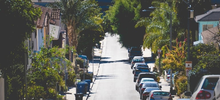 From over 400 neighborhoods, there is sure one that fits your needs, and that will make it easy for you to make yourself at home in LA