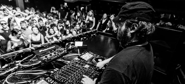 Clubs host popular musical performers and DJs and organize various events to the delight of the crowd.