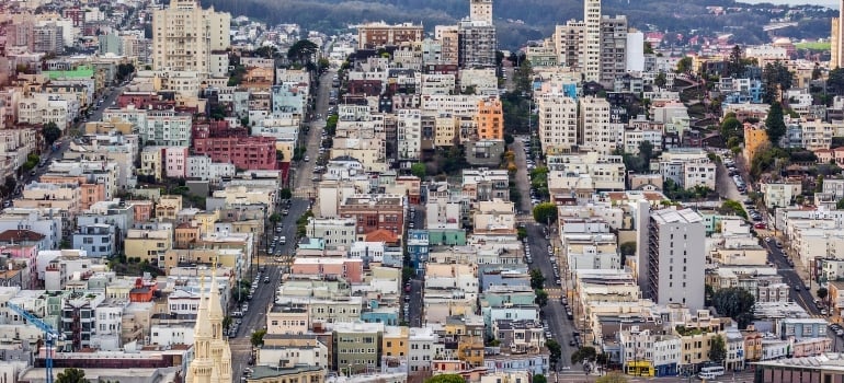 You’ll be mesmerized by San Francisco’s panoramic skyline, showcasing the city’s mosaic of architectural marvels.