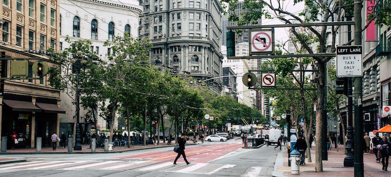 Downtown San Francisco provides convenient access to a wide range of dining, entertainment, and employment opportunities.