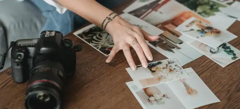 Additional work such as photography, delivery, and selling ice cream can be a good option to earn a little more.