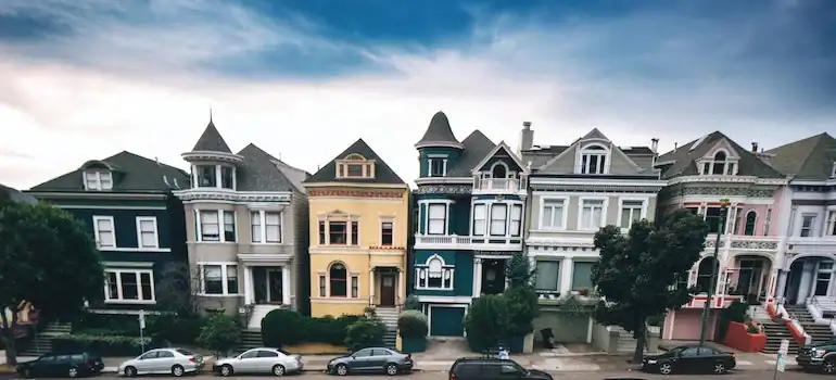 You’ll be captivated by the vibrant “Painted Ladies,” a timeless spectacle of San Francisco’s Victorian and Edwardian architecture