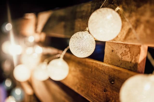 The string lights, as well as other ornaments, can also be placed outside, to create a much welcoming atmosphere