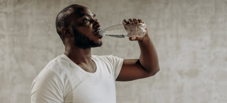 Take regular breaks to stretch and stay hydrated to avoid common injuries when moving to LA, especially under the LA sun.