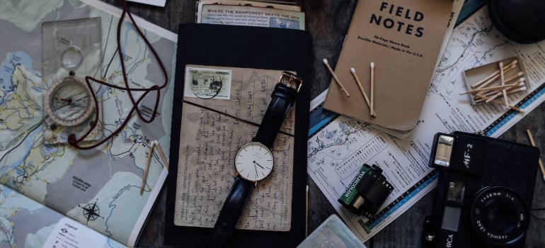 Hoarders usually have a lot of things that are important to them, like old objects, souvenirs from travels, various bottles, caps, toys, etc.
