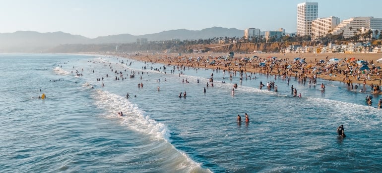 There are plenty of neighborhoods to choose from that offer amazing beaches so you can relax and unwind after work