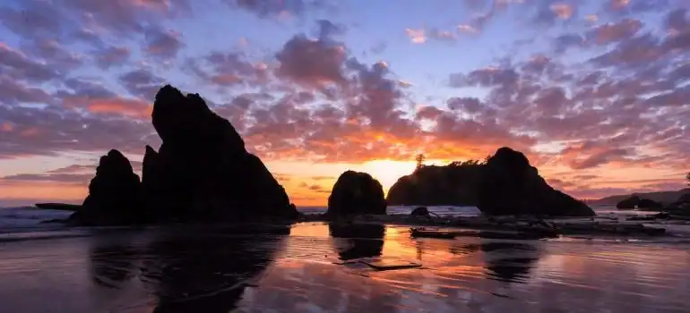 On the Oregon coast, you can enjoy amazing sunsets.