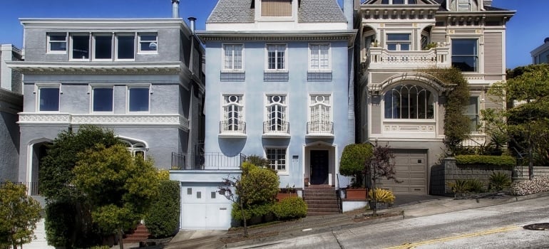 When moving during San Francisco’s microclimates, steep streets, and narrow lanes require skilled movers for safe navigation.